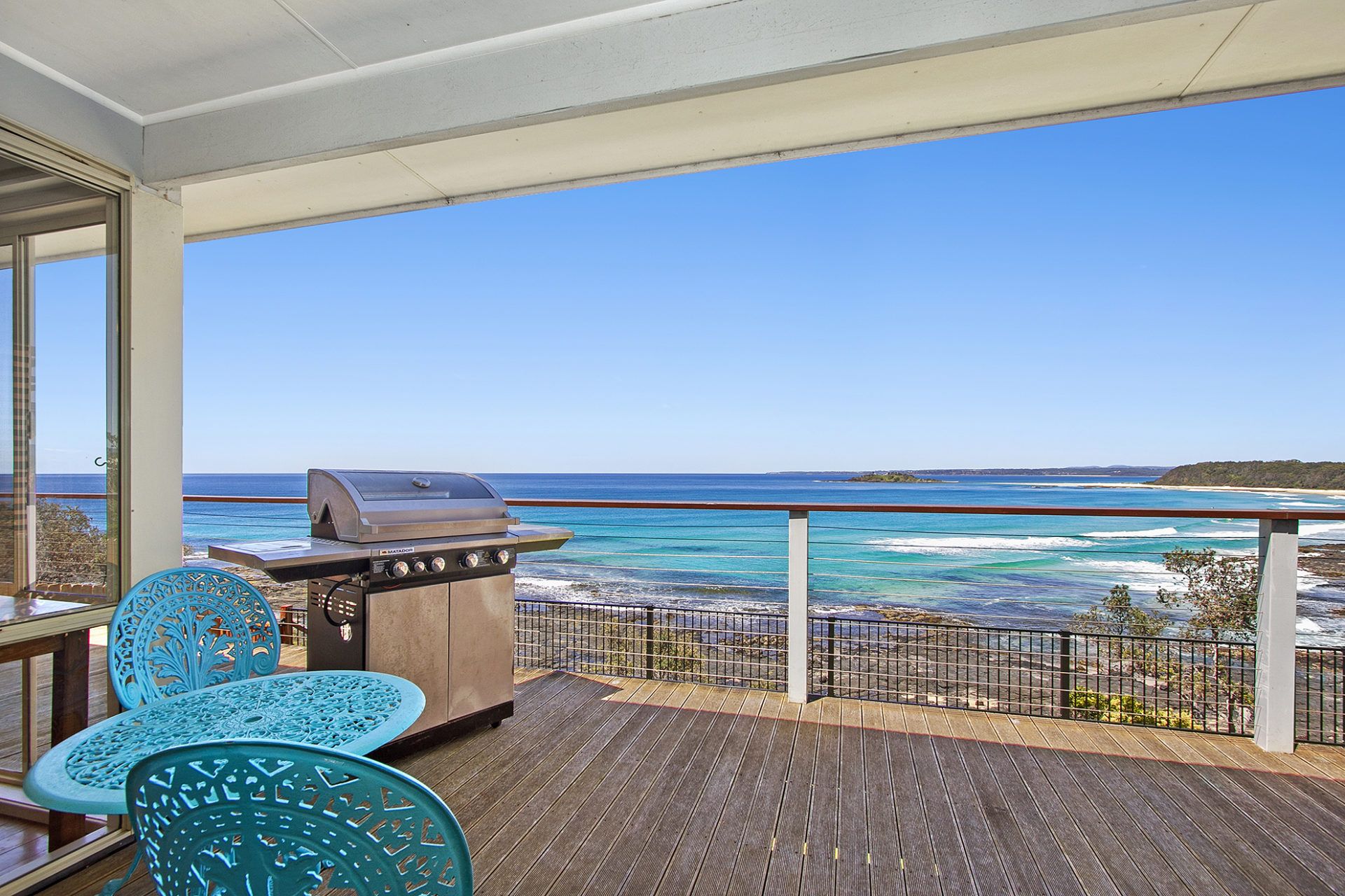 The Cottage has a waterfront position and Green Island views